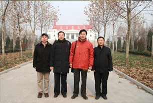 中国首席葡萄酒专家段常青博士在酒庄视察时留影